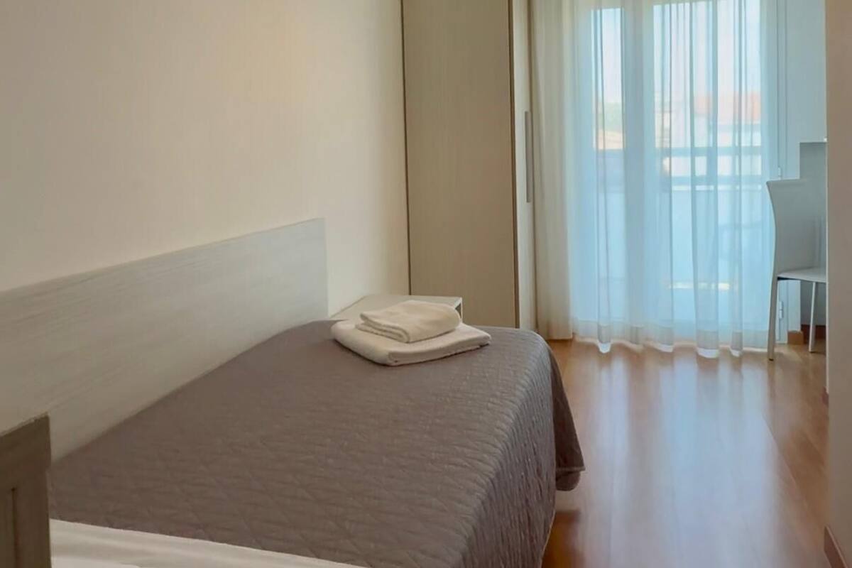 1 bedroom, Frette Italian sheets, premium bedding, desk