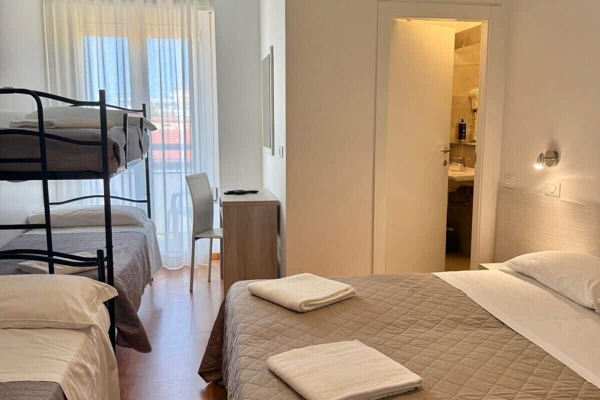 1 bedroom, Frette Italian sheets, premium bedding, desk