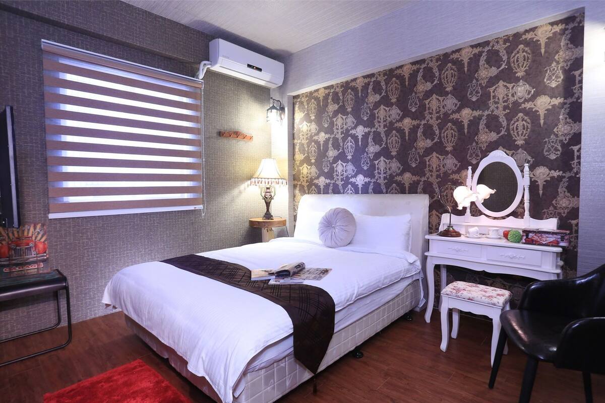 Premium bedding, individually decorated, individually furnished, desk