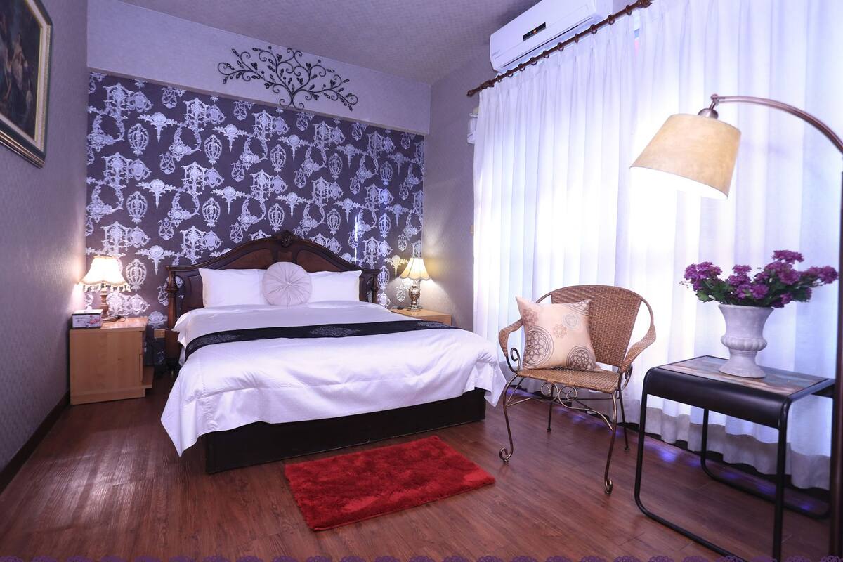 Premium bedding, individually decorated, individually furnished, desk