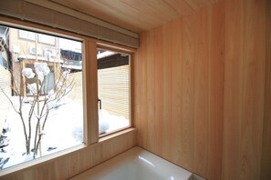Maison, vue jardin, côté cour intérieure | Salle de bain