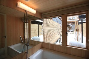 Ferienhaus, Gartenblick, zum Innenhof hin | Badezimmer | Duschwanne, kostenlose Toilettenartikel, Haartrockner, Handtücher
