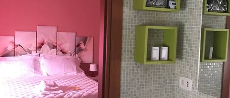 Family Quadruple Room | Premium bedding, desk, iron/ironing board, free cribs/infant beds