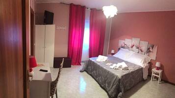 Familien-Vierbettzimmer | Hochwertige Bettwaren, Schreibtisch, Bügeleisen/Bügelbrett