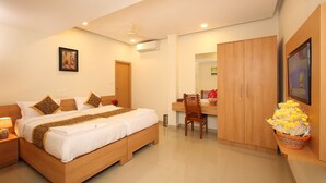 Quarto com cama, mesa de cabeceira e escrivaninha com cadeira.