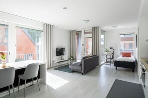 Appartement Standard, 2 chambres | Coin séjour | Télévision à écran plat de 39 pouces avec chaînes par câble, télévision