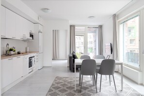 Leilighet – standard, 2 soverom | Oppholdsområde | En 39-tommers Flatskjerm-TV med kabel-kanaler samt TV