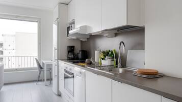 Full-size fridge, microwave, oven, stovetop