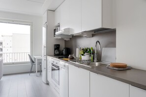 Großer Kühlschrank, Mikrowelle, Ofen, Herdplatte