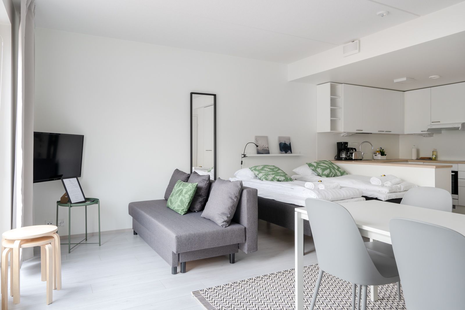 Standaard appartement, 1 slaapkamer | Woonruimte | Een 39-inch flatscreentelevisie met kabelzenders en televisie