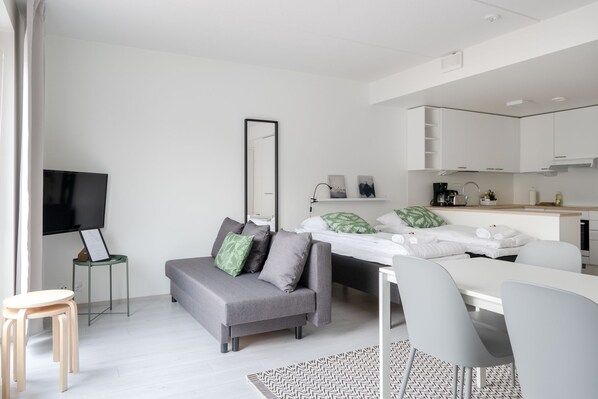 Standard-Apartment, 1 Schlafzimmer | Wohnbereich | 39-Zoll-Flachbildfernseher mit Kabelempfang, Fernseher