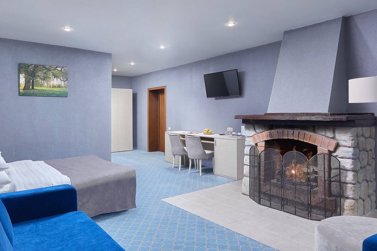 Suite, open haard | Een minibar, een strijkplank/strijkijzer, gratis wifi, beddengoed