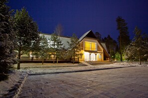 Bagian depan properti - sore/malam