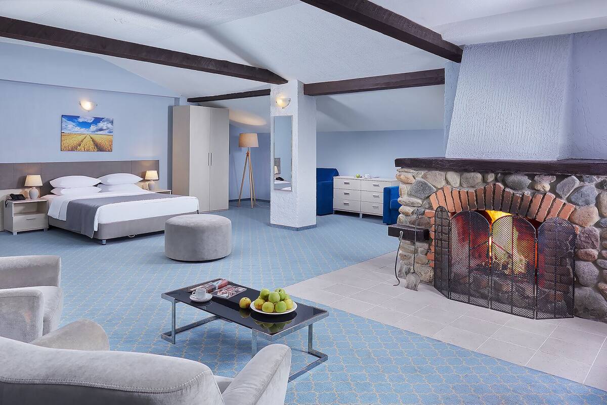 Suite, open haard (Country) | Een minibar, een strijkplank/strijkijzer, gratis wifi, beddengoed