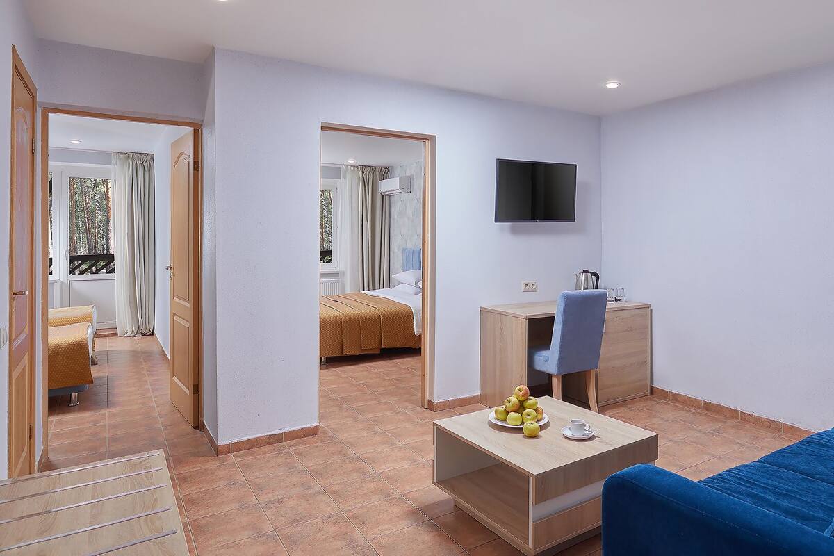 Familiekamer, 2 slaapkamers | Een minibar, een strijkplank/strijkijzer, gratis wifi, beddengoed