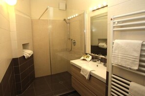 Apartamento, 1 quarto (3 people) | Banheiro | Chuveiro, produtos de toalete grátis, bidê, toalhas de banho