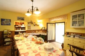 Kontinental frukost varje dag (EUR 7.00 per person)