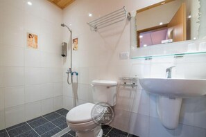 Bathroom shower - Mushroom Bed & Breakfast (Dongshan)