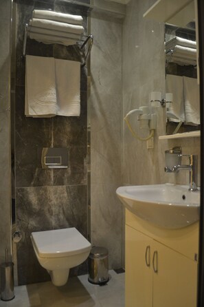 Shower, free toiletries, slippers, towels - Blue Mosque Hotel İstanbul (Istanbul)