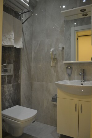 A bathroom with a toilet, sink, and shower. - Blue Mosque Hotel İstanbul (Istanbul)