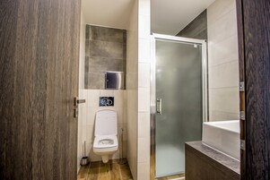 Ducha, artículos de tocador gratuitos, secador de pelo, toallas