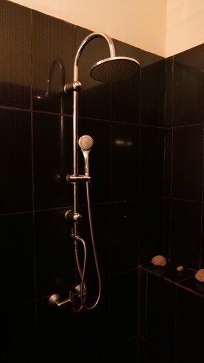 Romantisches Doppelzimmer | Badezimmer | Kostenlose Toilettenartikel, Haartrockner, Handtücher