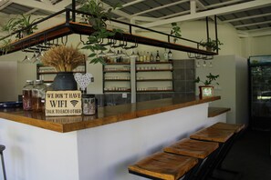 朝食、ディナーに営業 (郷土料理と各国料理)