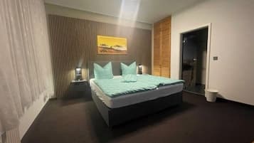 1 bedroom, bed sheets