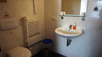 Een douche, handdoeken