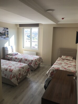 基础套房, 3 张单人床 | 迷你吧、客房内保险箱、办公桌、隔音