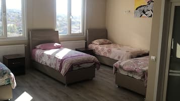 Suite, plusieurs lits | Minibar, coffres-forts dans les chambres, bureau, chambres insonorisées