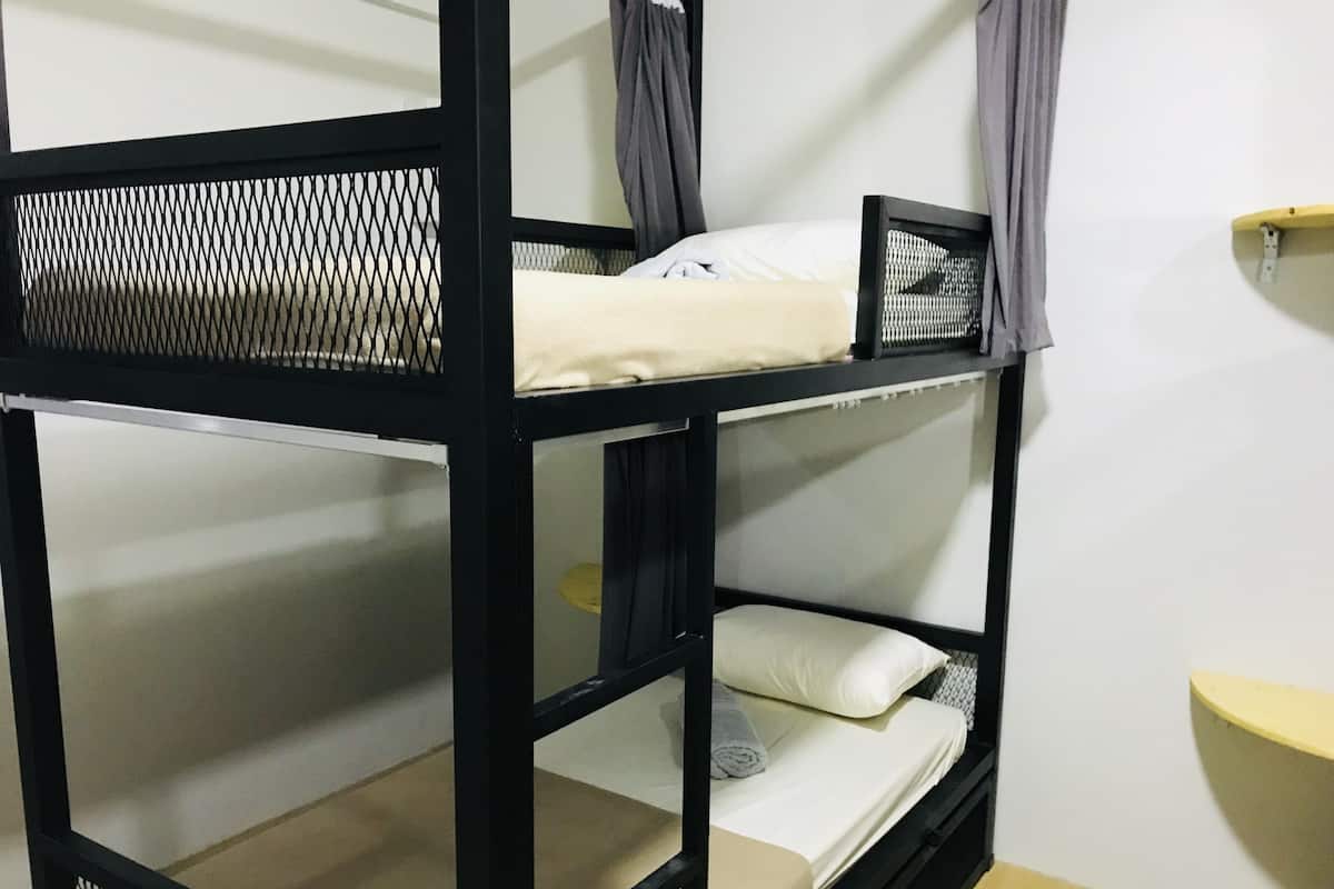 Un lit superposé avec un lit en bas et un lit en haut.