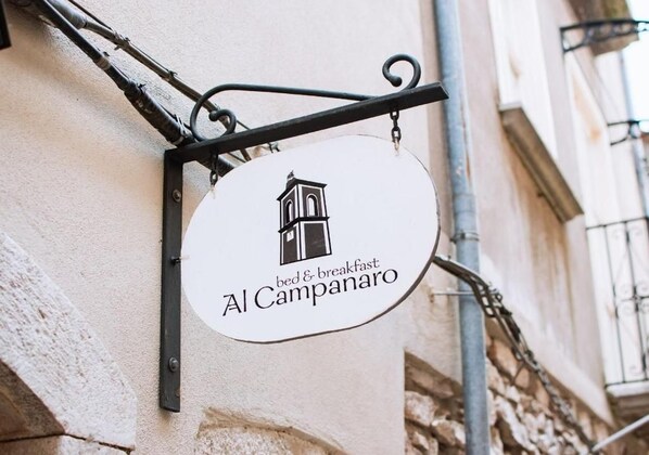 A sign for 'Al Campanaro' indicating it offers bed and breakfast services. - Al Campanaro Bed & Breakfast (Taurasi)