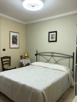 Classic Room, 1 Queen Bed, Private Bathroom, City View | Premium bedding, individually decorated, individually furnished - Al Campanaro Bed & Breakfast (Taurasi)