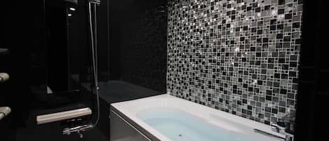 Separate bathtub and shower, jetted bath, free toiletries, hair dryer