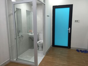 Ducha, artículos de higiene personal gratuitos y secador de pelo