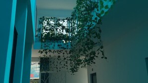 Een moderne atriumruimte met een glazen dak, waardoor natuurlijk licht de ruimte overstroomt.