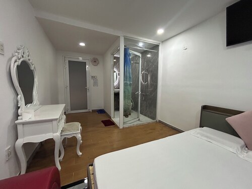 Mai Tuan Chanh Mon A Hotel
