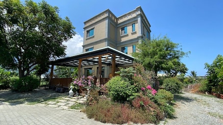 Entrada al alojamiento. Bo Jue Farm Stay