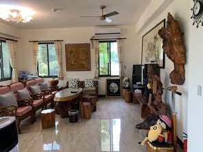 19-inch flat-screen TV with satellite channels, TV - Bo Jue Farm Stay (Ji'an)