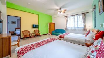 Caja de seguridad en la habitación, escritorio y cortinas blackout