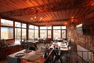 Desayuno con opciones de la cocina local incluido todos los días 