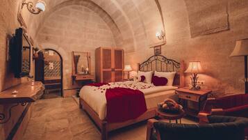 Habitación Royal | Ropa de cama de alta calidad, colchones viscoelásticos, minibar