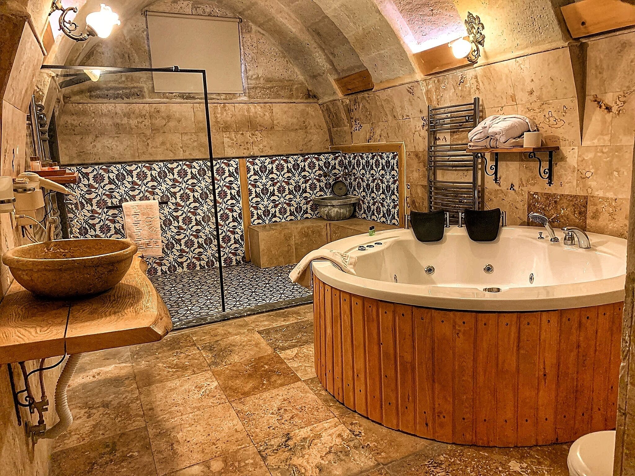 royal room | bathroom | shower, hydromassage showerhead, free toiletries, hair dryer