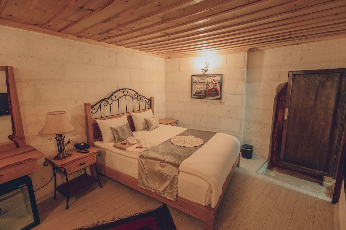 Standaard tweepersoonskamer | Luxe beddengoed, bedden met traagschuimmatras, een minibar