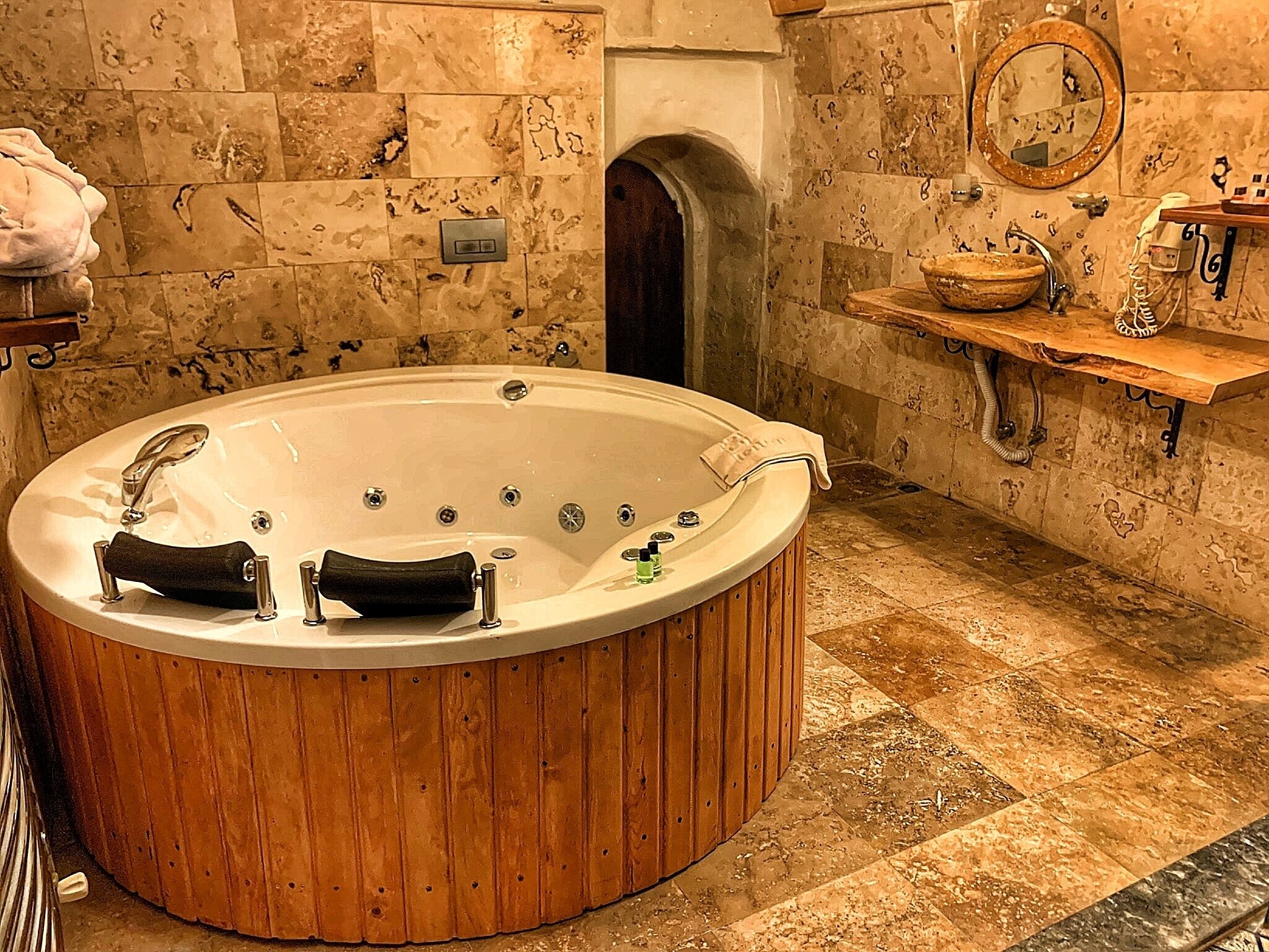 royal room | bathroom | shower, hydromassage showerhead, free toiletries, hair dryer