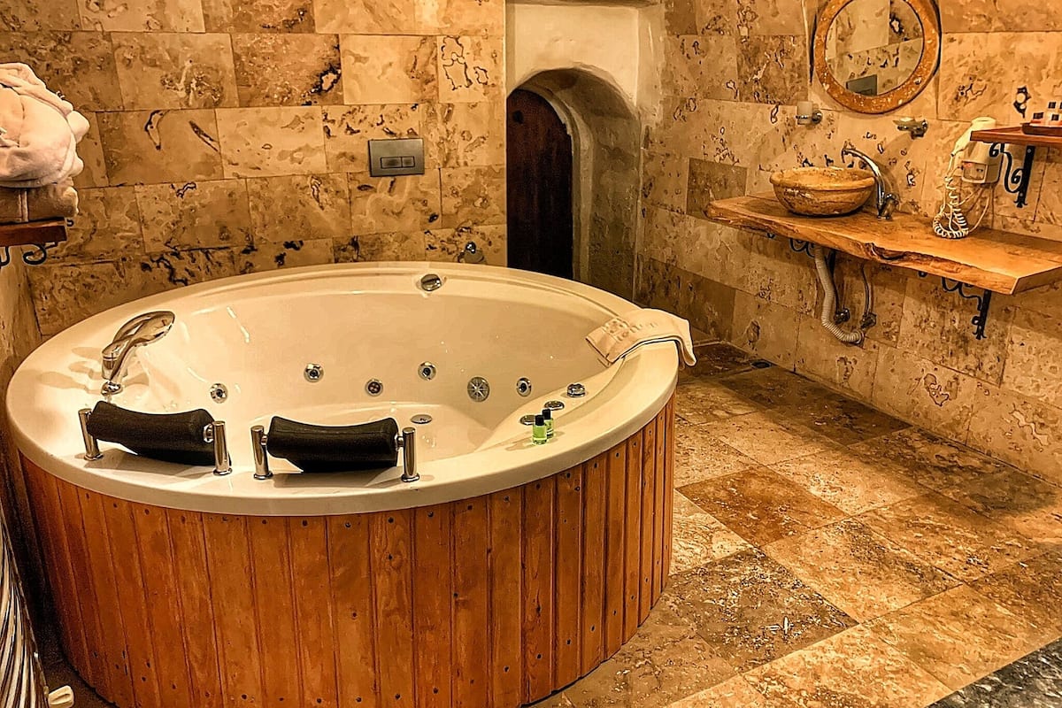 royal room | bathroom | shower, hydromassage showerhead, free toiletries, hair dryer