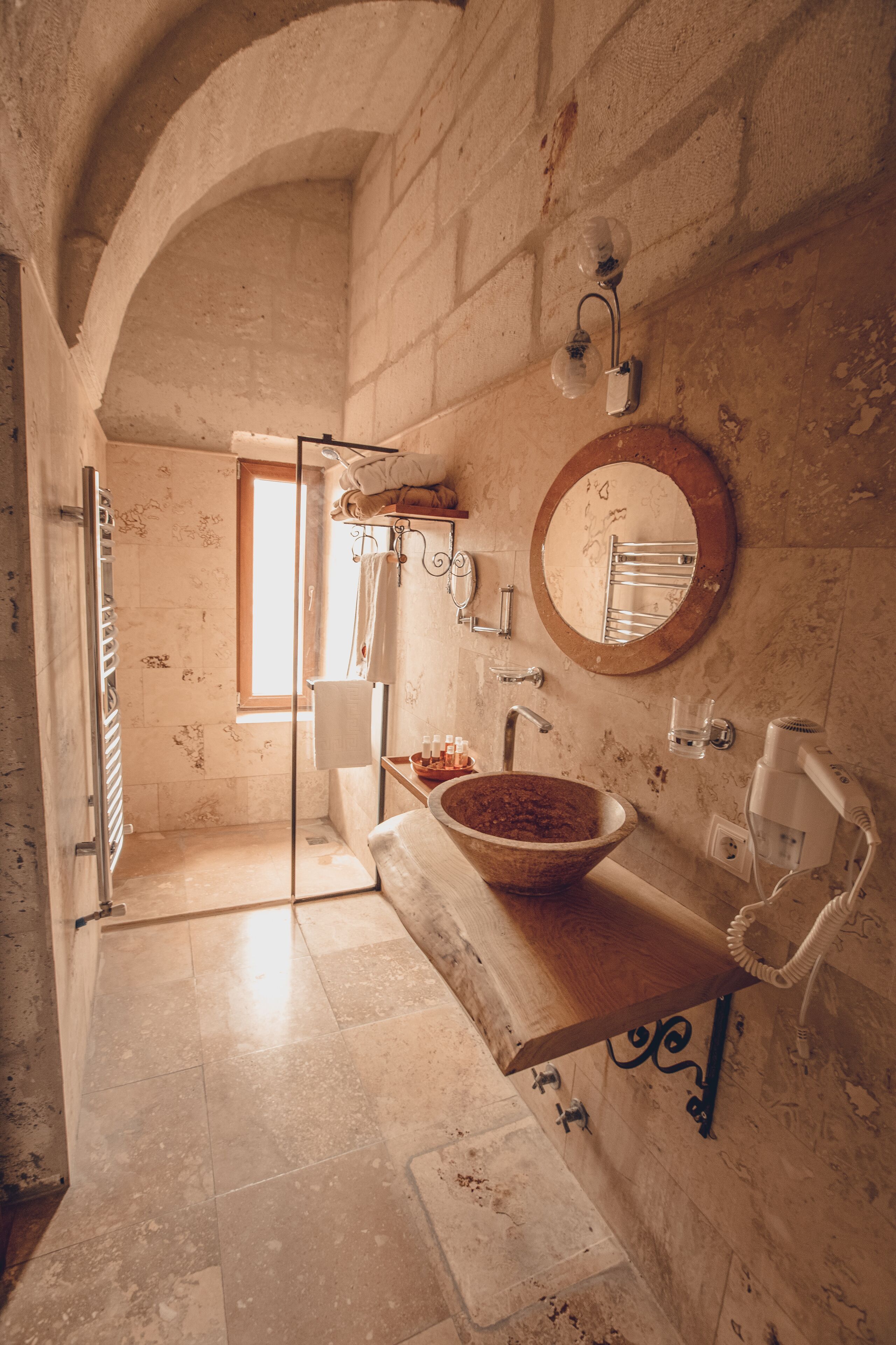 Exclusieve kamer | Badkamer | Een douche, een hydromassagedouche, gratis toiletartikelen
