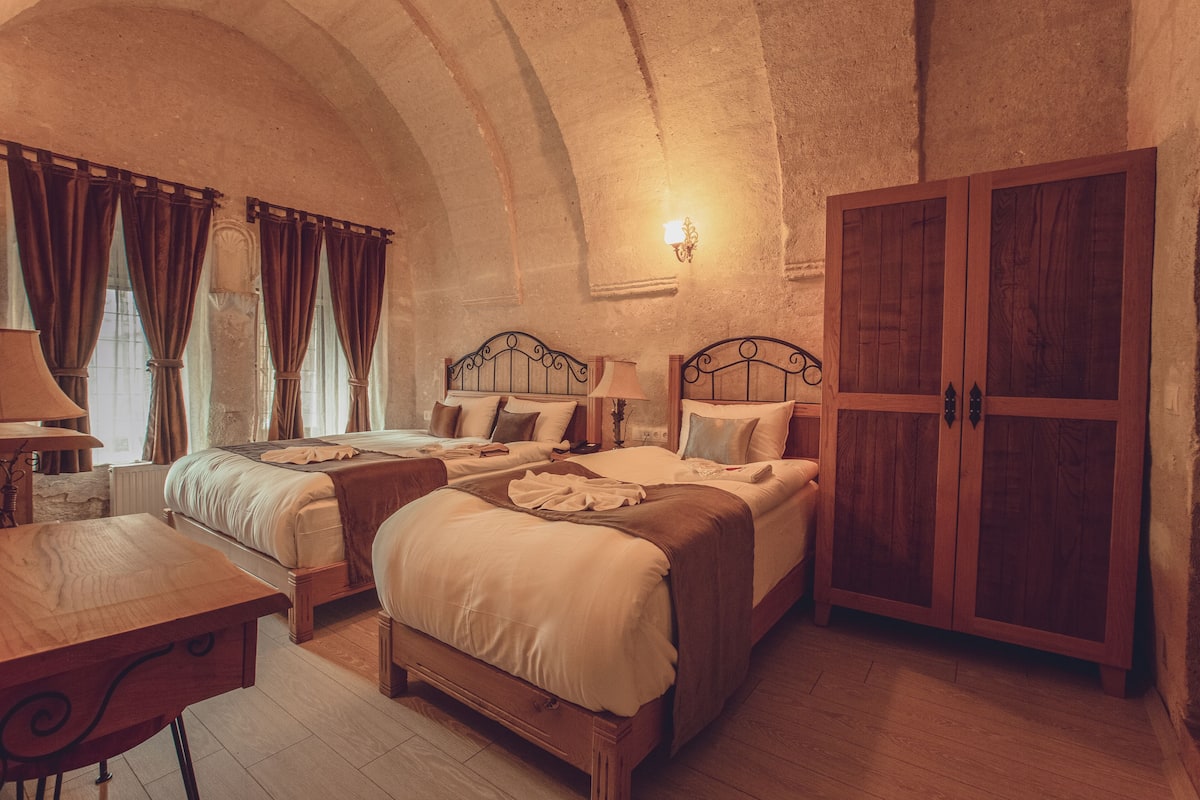 Superior kamer | Luxe beddengoed, bedden met traagschuimmatras, een minibar