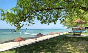 Plage privée, chaises longues, parasols